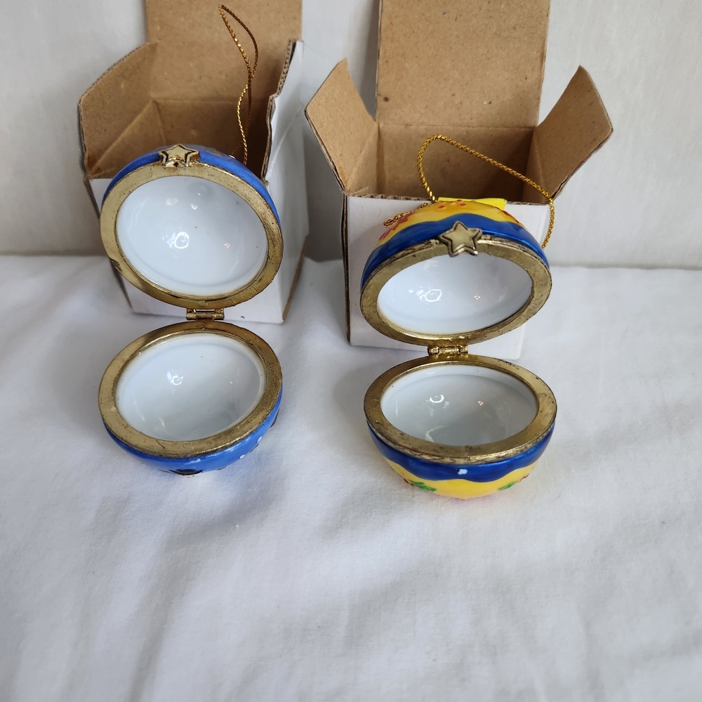 Vintage Ornament Duo Hinged Porcelin Boxes - Blue and Yellow. Flag/Snowman - Picture 5 of 6